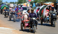 Des personnes fuient la région frontière entre la Thaïlande et le Cambodge à la suite d'attaques aériennes dans la province cambodgienne de Siem Reap, le 15 décembre 2025 ( Agence Kampuchea Press (AKP) / Handout )