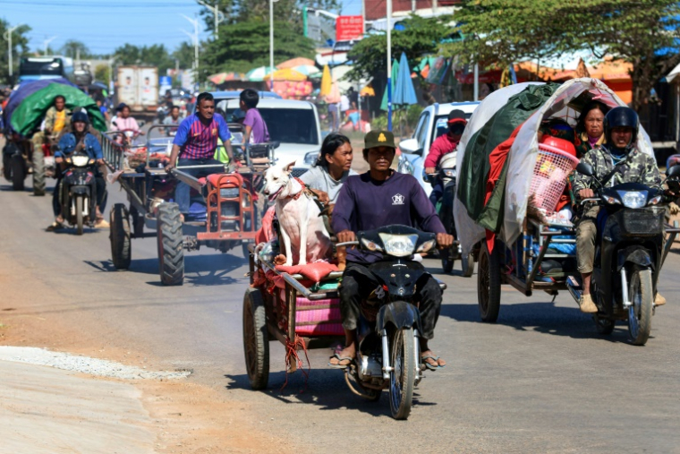 Des personnes fuient la région frontière entre la Thaïlande et le Cambodge à la suite d'attaques aériennes dans la province cambodgienne de Siem Reap, le 15 décembre 2025 ( Agence Kampuchea Press (AKP) / Handout )