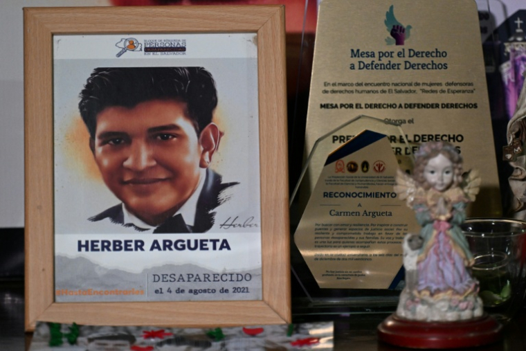 Un portrait d'Herber Argueta, étudiant disparu en 2021, au domicile de sa mère Carmen Armero, le 20 mars 2026 à Mejicanos, au Salvador ( AFP / STRINGER )