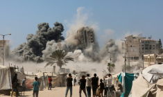 Des Palestiniens assistent à la destruction de la tour Mushtaha dans le centre de Gaza-ville, lors d'un bombardement israélien le 5 septembre 2025 ( AFP / Omar AL-QATTAA )