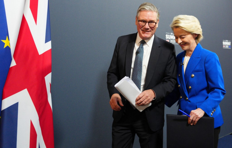 Le Premier ministre britannique Keir Starmer et Ursula von der Leyen, le 19 mai 2025, à Londres ( POOL / CARL COURT )