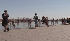Vague de chaleur: des personnes se rafraîchissent dans le miroir d'eau à Bordeaux