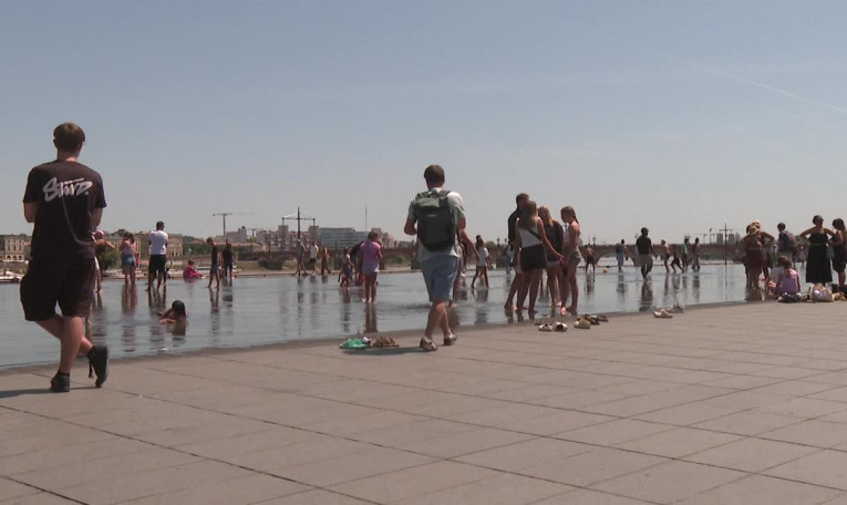 Vague de chaleur: des personnes se rafraîchissent dans le miroir d'eau à Bordeaux