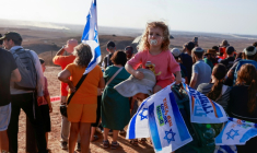 Des manifestants israéliens d'extrême droite se rassemblent sur une colline surplombant la bande de Gaza assiégée, près de la barrière frontalière, le 30 juillet 2025 ( AFP / Menahem KAHANA )