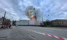Des volutes de fumée se dégagent lors d'un incendie à l'Old Stock Exchange, Boersen, à Copenhague