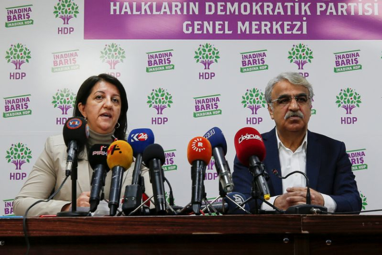TURQUIE: TROIS RESPONSABLES DU PARTI PRO-KURDE HDP ARRÊTÉS