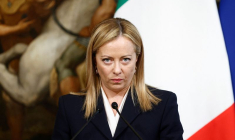 La première ministre italienne, Giorgia Meloni, parle à côté du secrétaire général de l'OTAN après leur rencontre au palais Chigi à Rome