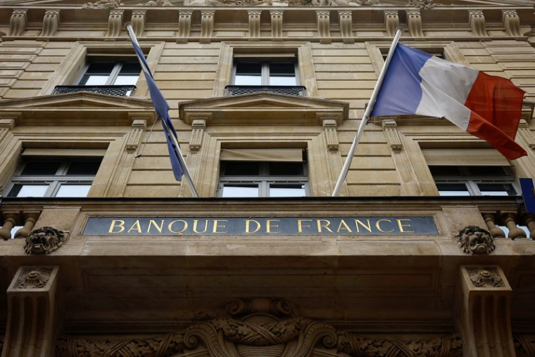 Un drapeau français flotte à l'entrée du bâtiment de la Banque de France à Paris