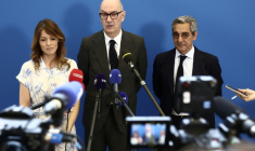 Le ministre de l'Economie Roland Lescure entouré de la ministre déléguée à l'Energie Maud Bregon et du ministre chargé des PME et du Tourisme Serge Papin, à Paris, le 16 juin 2026  ( AFP / Guillaume BAPTISTE )