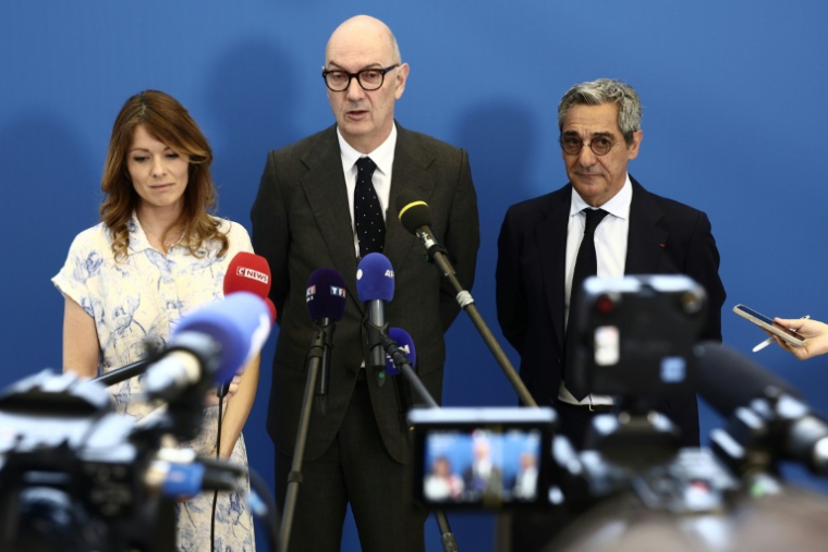 Le ministre de l'Economie Roland Lescure entouré de la ministre déléguée à l'Energie Maud Bregon et du ministre chargé des PME et du Tourisme Serge Papin, à Paris, le 16 juin 2026  ( AFP / Guillaume BAPTISTE )