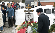 Des diplomates étrangers déposent des fleurs sur la tombe de l'opposant russe Alexeï Navalny, pour commémorer le deuxième anniversaire de sa mort, le 16 février 2026 dans un cimetière de Moscou ( AFP / HECTOR RETAMAL )