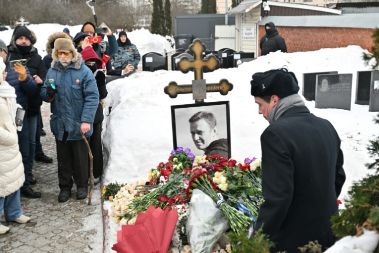 Des diplomates étrangers déposent des fleurs sur la tombe de l'opposant russe Alexeï Navalny, pour commémorer le deuxième anniversaire de sa mort, le 16 février 2026 dans un cimetière de Moscou ( AFP / HECTOR RETAMAL )