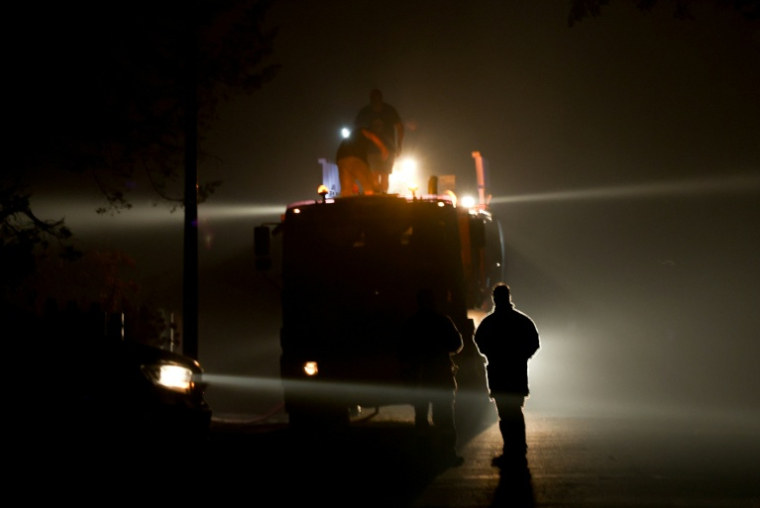 Les pompiers luttent contre un feu de forêr à Luglon, dans les Landes, le 13 août 2026 ( AFP / ROMAIN PERROCHEAU )