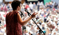 Nathalie Arthaud, de Lutte Ouvrière (LO) à l'élection présidentielle de 2027, prononce un discours lors du lancement de sa campagne à Presles dans le Val-d'Oise le 24 mai 2026 ( AFP / STEPHANE DE SAKUTIN )