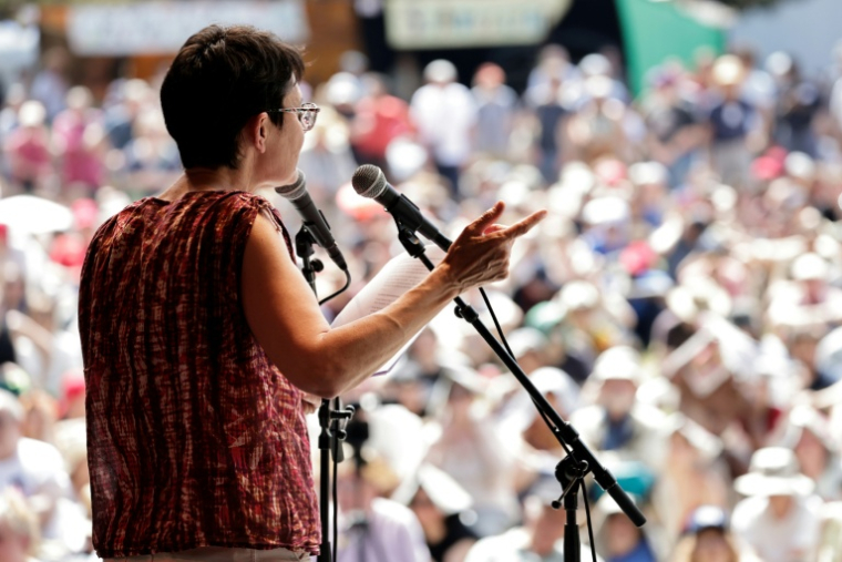 Nathalie Arthaud, de Lutte Ouvrière (LO) à l'élection présidentielle de 2027, prononce un discours lors du lancement de sa campagne à Presles dans le Val-d'Oise le 24 mai 2026 ( AFP / STEPHANE DE SAKUTIN )