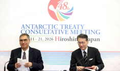 Le secrétaire exécutif du Traité sur l'Antarctique Francisco Javier Berguno, à gauche, et le président de la réunion Hideki Uyama lors d'une conférence de presse à Hiroshima, Japon, le 12 mai 2026 ( AFP / PAUL MILLER )