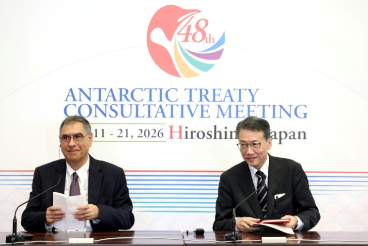 Le secrétaire exécutif du Traité sur l'Antarctique Francisco Javier Berguno, à gauche, et le président de la réunion Hideki Uyama lors d'une conférence de presse à Hiroshima, Japon, le 12 mai 2026 ( AFP / PAUL MILLER )