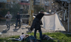 Un homme couvre d'un drap les corps de victimes de frappes russes à Kramatorsk, dans l'Est de l'Ukraine, le 5 mai 2026 ( The 93rd Kholodnyi Yar Separate  / IRYNA RYBAKOVA )