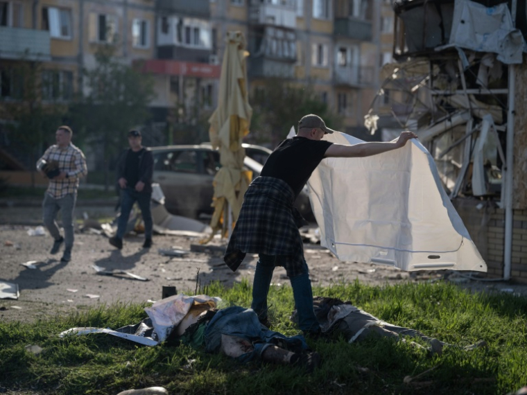 Un homme couvre d'un drap les corps de victimes de frappes russes à Kramatorsk, dans l'Est de l'Ukraine, le 5 mai 2026 ( The 93rd Kholodnyi Yar Separate  / IRYNA RYBAKOVA )