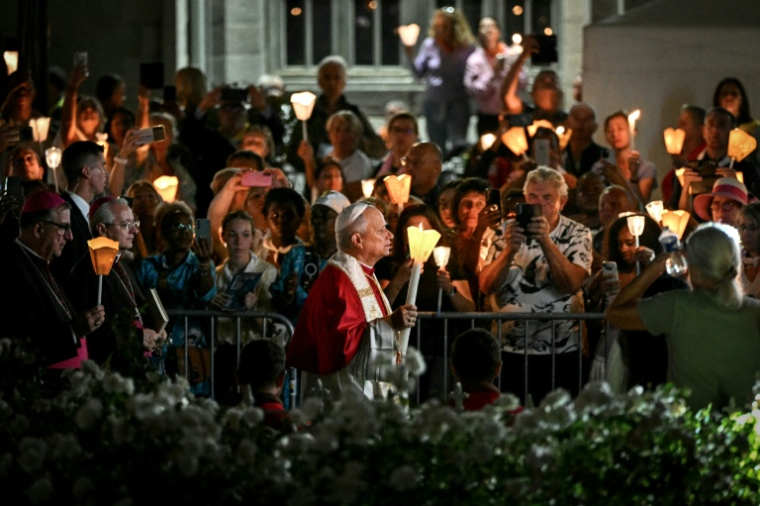 Le pape Léon XIV participant à une procession aux flambeaux à Lourdes le 27 septembre 2026 ( AFP / Lionel BONAVENTURE )