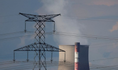 Des lignes électriques devant la centrale d'EDF à Bouchain en France