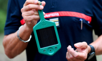 Le chef du groupement Prévisions des pompiers du Gard, Eric Guiboud-Ribaud, montre l'un des petits boîtiers, connectés par satellites et dotés de capteurs, qui doivent aider les pompiers à mieux anticiper les feux de forêt, le 6 août 2025 au pont du Gard ( AFP / Sylvain THOMAS )