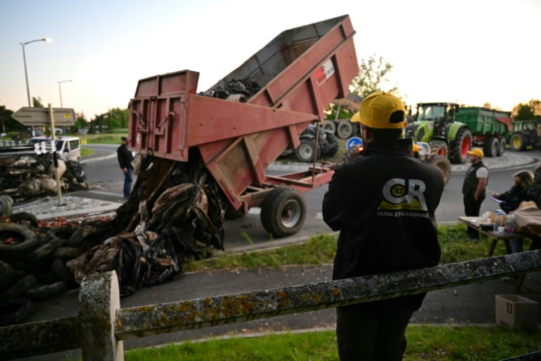 Des agriculteurs de la Coordination rurale (CR) bloquent l'entrée d'un lycée agricole le 30 avril 2025 à Montauban, dans le Tarn-et-Garonne ( AFP / Lionel BONAVENTURE )