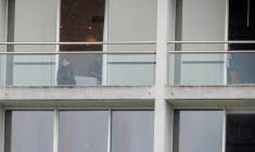 Des membres de l’équipe féminine de football iranienne sur le balcon de leurs chambres dans un hôtel de la Gold Coast, le 9 mars 2026, en Australie ( AFP / Patrick HAMILTON )