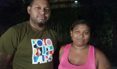 Brandon Wills et sa sœur Sallycar Korasingh, parents de Rishi Samaroo, posent pour une photo près de Port-d'Espagne, Trinité-et-Tobago, le 22 octobre 2025 ( AFP / STRINGER )