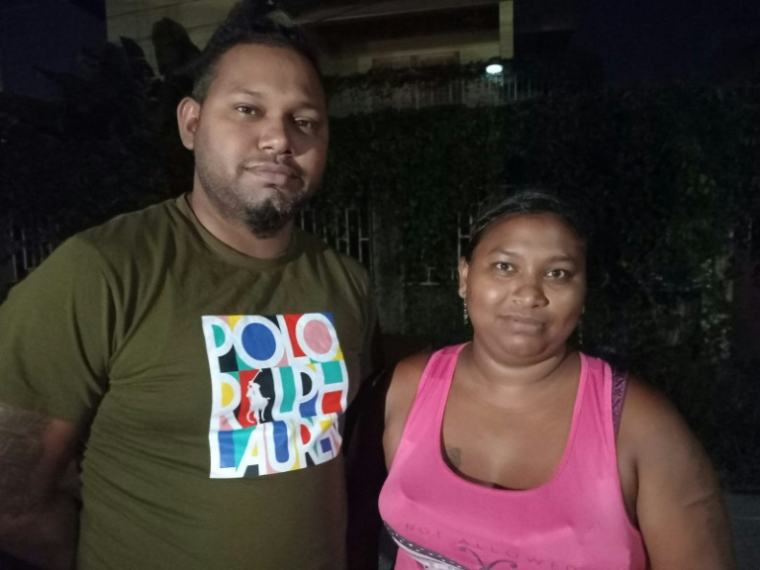 Brandon Wills et sa sœur Sallycar Korasingh, parents de Rishi Samaroo, posent pour une photo près de Port-d'Espagne, Trinité-et-Tobago, le 22 octobre 2025 ( AFP / STRINGER )