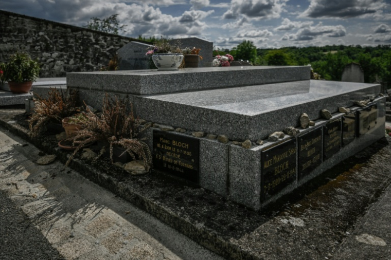 La sépulture de l'historien-résistant Marc Bloch au cimetière de Le Bourg-d'Hem, dans la Creuse, le 1er juin 2026  ( AFP / Philippe LOPEZ )