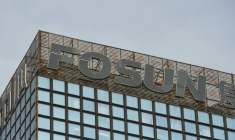Le logo de Fosun sur un immeuble de Beijing, le 12 décembre 2015 ( AFP / Greg Baker )