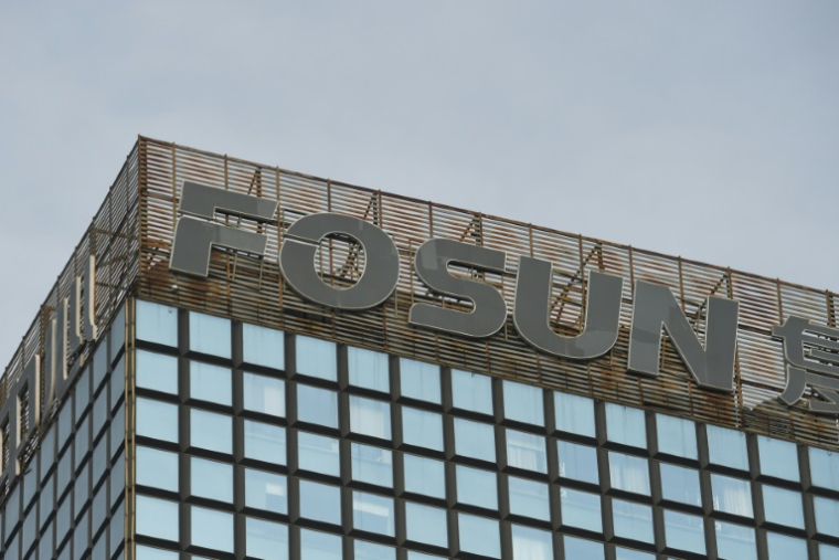 Le logo de Fosun sur un immeuble de Beijing, le 12 décembre 2015 ( AFP / Greg Baker )