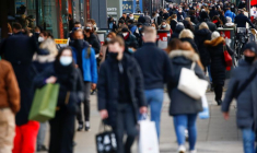 Photo des gens qui passent devant le centre commercial Europa-Center à Berlin