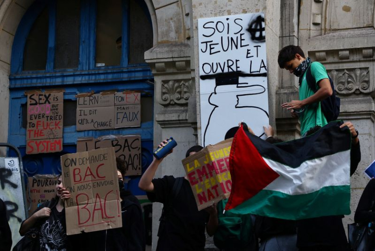 Des lycéens français manifestent en France