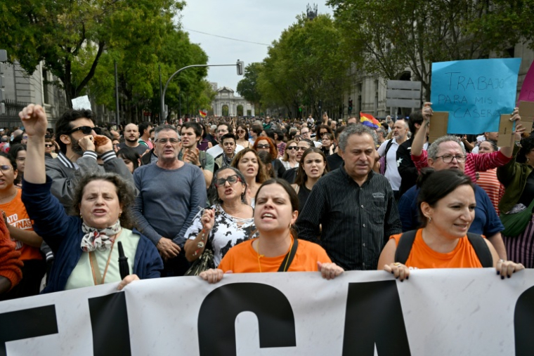 De manifestants défilent pour le droit au logement au lendemain du rejet par les députés d'une série de mesures présentées par le gouvernement, le 3 octobre 2026 à Madrid ( AFP / JAVIER SORIANO )