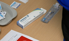 Un infirmière prépare une injection de vaccin contre le papillomavirus, avec le Gardasil 9, le 9 octobre 2023, dans un collège de Vern-sur-Seiche ( AFP / Damien MEYER )