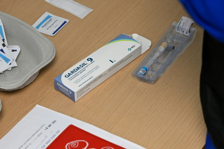 Un infirmière prépare une injection de vaccin contre le papillomavirus, avec le Gardasil 9, le 9 octobre 2023, dans un collège de Vern-sur-Seiche ( AFP / Damien MEYER )