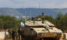 Des soldats israéliens près d'un char près de la frontière israélienne avec le Liban