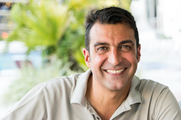 Louis réfléchit à la meilleure utilisation de son héritage: rembourser son crédit immobilier ou investir dans un bien locatif. Pour l’aider dans sa décision, il prend en compte les frais liés à chaque option et les économies potentielles liées au remboursement anticipé. ( crédit photo : Getty Images )