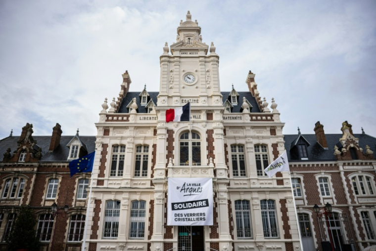 La mairie d'Arques affiche une banderole de soutien à l'entreprise Arc, le 16 février 2026 ( AFP / Sameer Al-DOUMY )