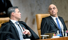 Les juges de la Cour suprême brésilienne Alexandre de Moraes (à droite) et Andre Mendonça, le 2 septembre 2026 lors d'une audience à Brasilia ( AFP / Evaristo Sa )