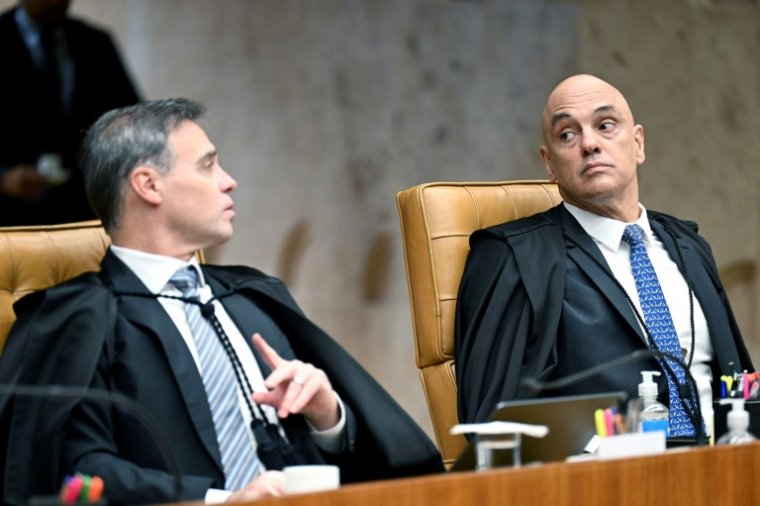 Les juges de la Cour suprême brésilienne Alexandre de Moraes (à droite) et Andre Mendonça, le 2 septembre 2026 lors d'une audience à Brasilia ( AFP / Evaristo Sa )