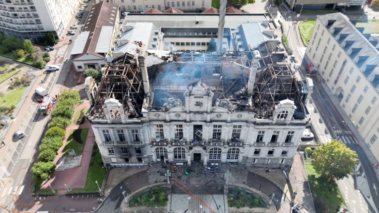 Capture d'une vidéo des pompiers de la Haute-Vienne montrant l'hôtel de ville de Limoges ravagé par les flammes le 18 octobre 2026 ( SDIS 87 / - )