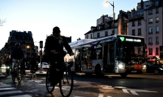 Des vélos et des bus à Paris , le 10 décembre 2019 ( AFP / Philippe LOPEZ )
