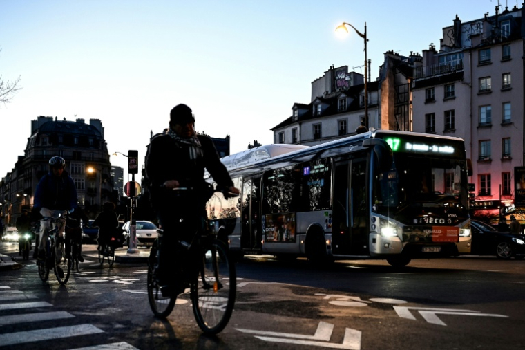 Des vélos et des bus à Paris , le 10 décembre 2019 ( AFP / Philippe LOPEZ )