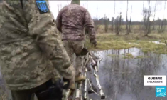 À la frontière biélorusse, des soldats ukrainiens prêts à repousser les Russes en cas d'invasion