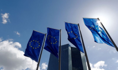 Photo des drapeaux de l'UE devant le siège de la Banque centrale européenne (BCE)