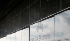 Le logo du Groupe ADP à l'extérieur du Terminal 3 à l'aéroport d'Orly