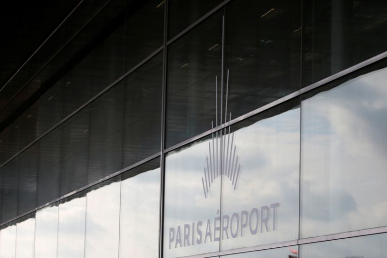 Le logo du Groupe ADP à l'extérieur du Terminal 3 à l'aéroport d'Orly